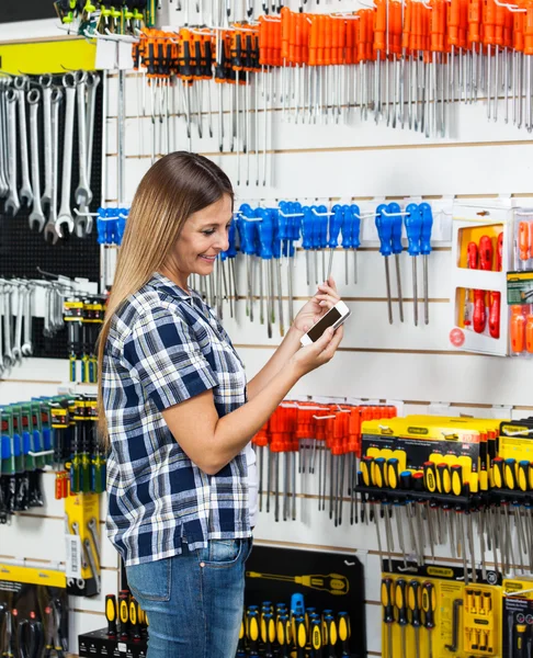 Customer Checking Information Of Screwdriver On Cellphone — Stock Photo, Image