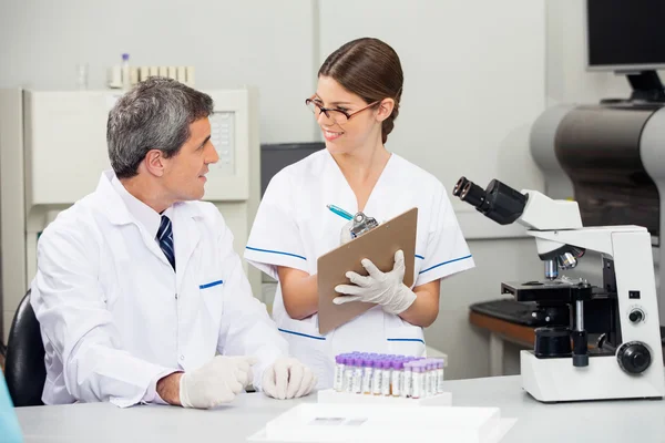 Cientista que trabalha com colegas no laboratório médico — Fotografia de Stock