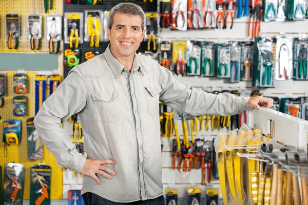 Gelukkig Man permanent In Hardware Store — Stockfoto