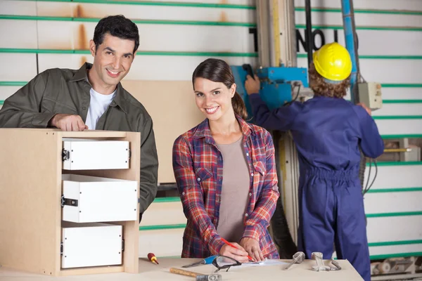 Selbstbewusste Tischler bauen Schrank — Stockfoto