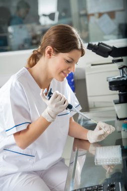 bilim adamı laboratuvarda pipet kullanma