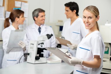 kadın bilim laboratuvar panosuna yazma