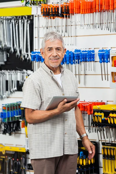 Seniorin hält Tablet-Computer im Baumarkt — Stockfoto