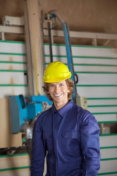 Selbstbewusster Tischler gegen vertikale Sägemaschine — Stockfoto