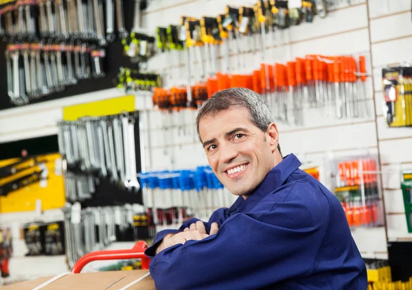 Trabajador maduro apoyado en la tienda de hardware — Foto de Stock