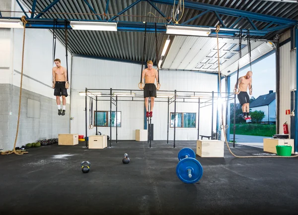 Idrottare utövar på Gymnastringar — Stockfoto