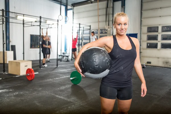 Selbstbewusste Frau mit Medizinball — Stockfoto