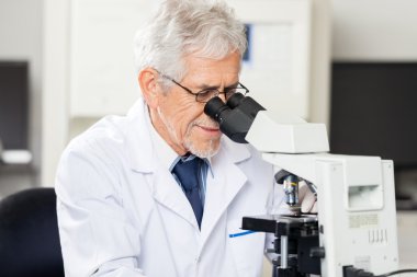 Laboratuar mikroskobu bakarak bilim adamı