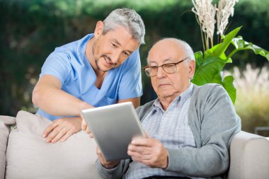 Komuta sizde dijital Tablet kullanımında yardımcı bekçi