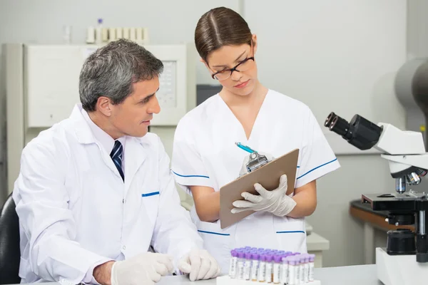 Scienziato che lavora con il collega nel laboratorio medico — Foto Stock