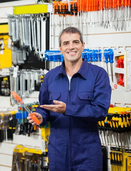 Trabajador seguro mostrando destornillador empaquetado — Foto de Stock