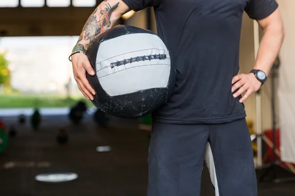 Fit Man Carrying Medicine Ball — Stock Photo, Image