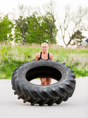 Sokakta lastik-Flip egzersiz yaparak atlet