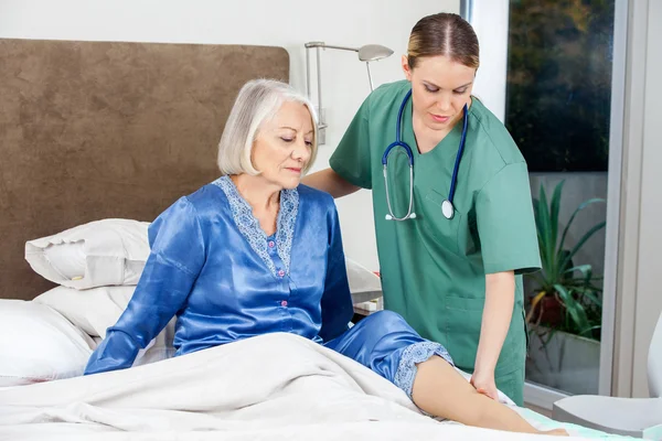 Gardienne examinant la jambe des femmes âgées — Photo