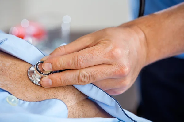 Primer plano del cuidador examinando el pecho de los hombres mayores — Foto de Stock