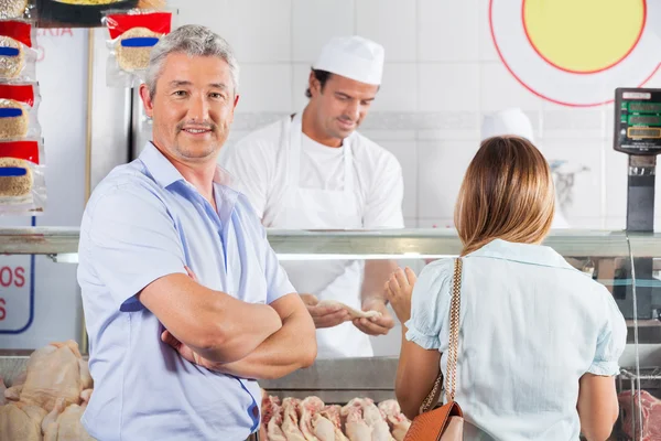 Säker Man i slaktare Shop — Stockfoto