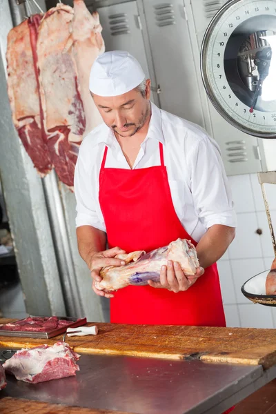 Slager vlees bedrijf In slagerij — Stockfoto