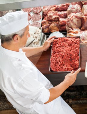 Ekran kabine kıyma tutan kasap