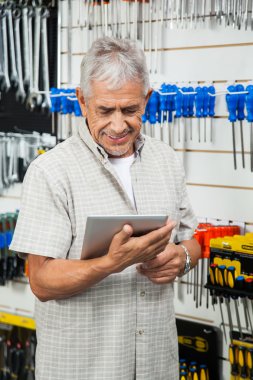 Dijital Tablet donanım mağazasında kullanarak müşteri