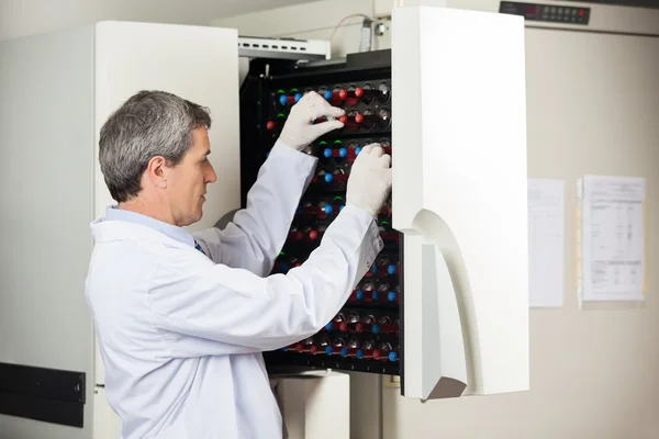 Técnico Colocando Garrafas no Instrumento de Cultura de Sangue — Fotografia de Stock