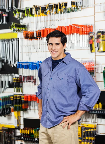 Cliente con las manos en la cadera sonriendo en la tienda de hardware —  Fotos de Stock