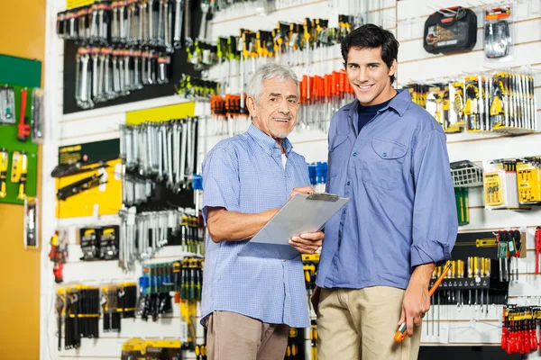 Baba ve oğul donanım mağaza içinde Clipboard ile — Stok fotoğraf