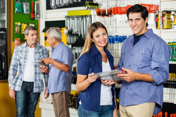 Juego de herramientas de retención de pareja feliz en la tienda de hardware —  Fotos de Stock