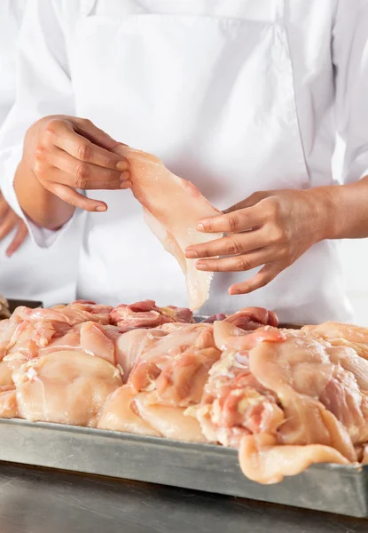 Sezione centrale di macelleria che tiene pezzo di carne — Foto Stock