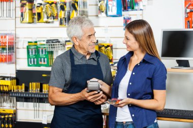 Elektronik okuyucu aracılığıyla ödeme müşteri süre tutarak satıcısı