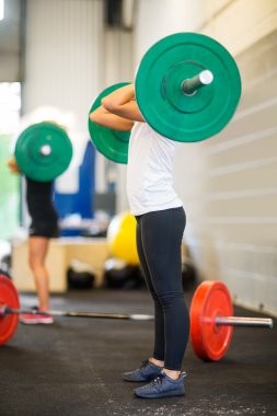 Kadın atlet malzeme çekme halter