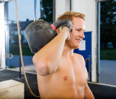 Adam ile Kettlebell spor salonunda egzersiz