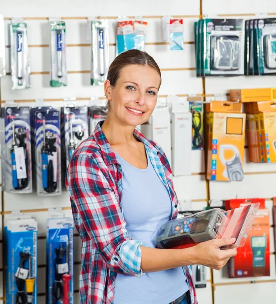 Producto empaquetado que sostiene al cliente en la tienda de hardware — Foto de Stock