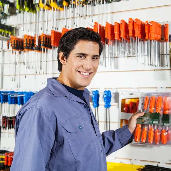 Cliente seleccionando destornilladores en la tienda de hardware — Foto de Stock