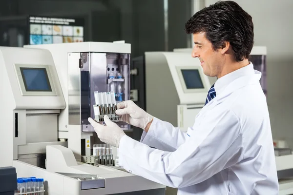 Scienziato che analizza campioni di urina in laboratorio — Foto Stock