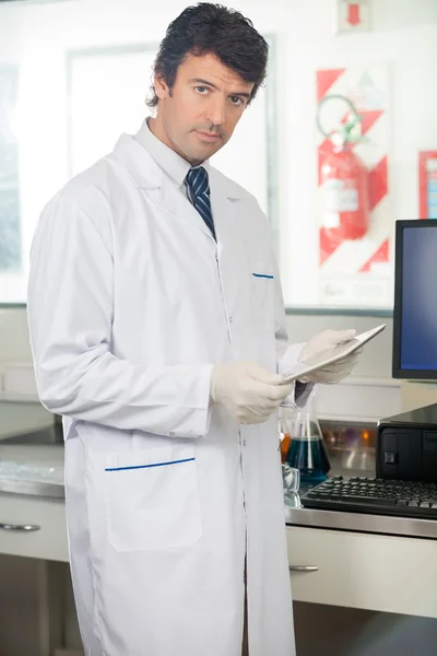 Pesquisador segurando o comprimido digital no laboratório médico — Fotografia de Stock