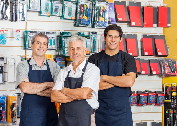Säljare står armar korsade i hårdvara Shop — Stockfoto