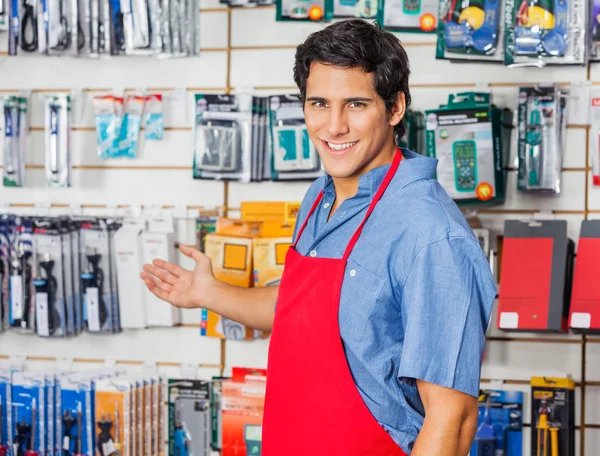 Junge Verkäuferin begrüßt im Baumarkt — Stockfoto