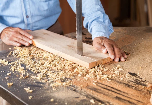 Imagem cortada de madeira de corte do carpinteiro com serra de fita — Fotografia de Stock