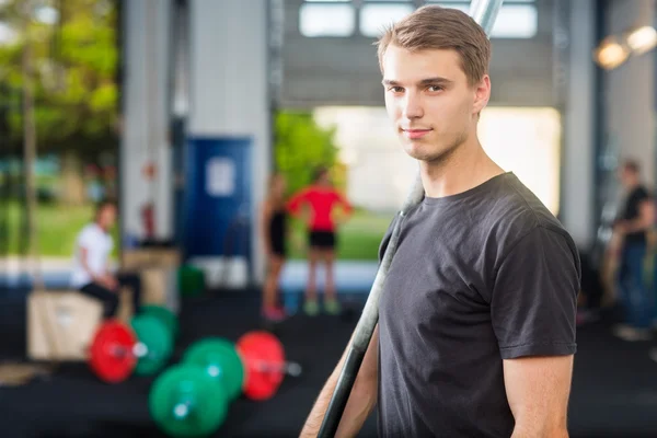 Confident Fit Man Segurando Barbell Bar — Fotografia de Stock