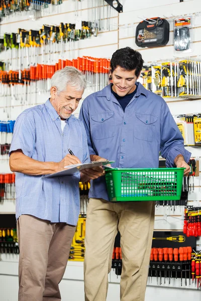 Padre e hijo comprando herramientas en ferretería — Foto de Stock