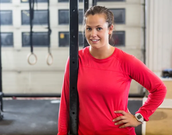 Säker kvinnliga friidrottare i gränsöverskridande utbildning Box — Stockfoto