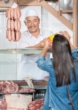 Veren adam sosis kadın müşteriye paketlenmiş.
