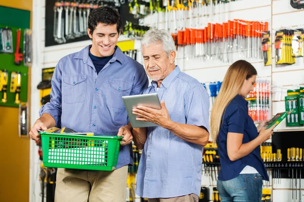 Vater und Sohn nutzen digitales Tablet im Baumarkt — Stockfoto