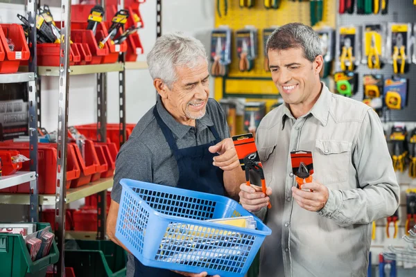 Verkoper klant te assisteren bij het kopen van tangen — Stockfoto