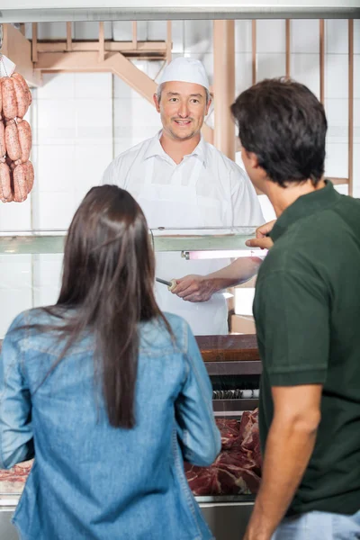 Para kupowanie mięsa sklep mięsny — Zdjęcie stockowe