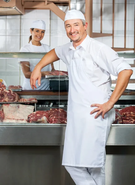 Macellai fiduciosi con collega donna in macelleria — Foto Stock