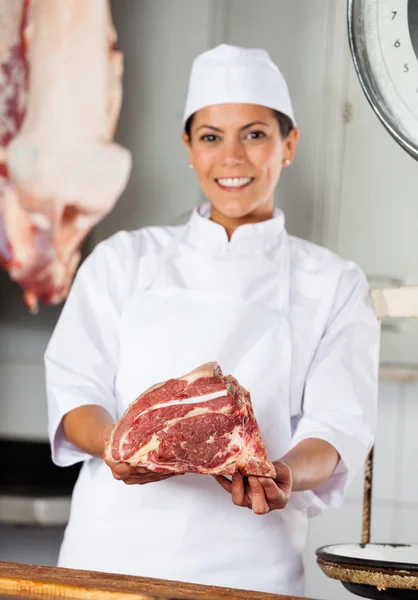 Carniceiro Feminino Confiante Segurando Carne Vermelha — Fotografia de Stock