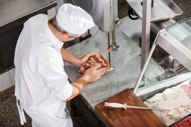 Kasap kesim et şerit testere ile