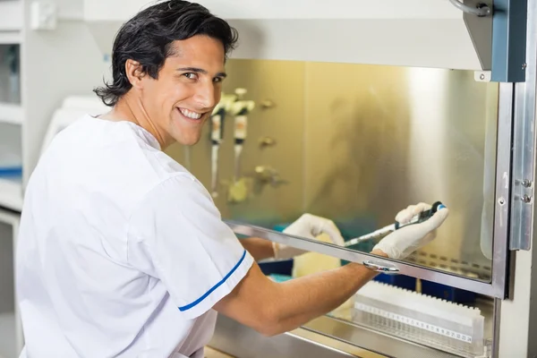 Técnico feliz experimentando en el laboratorio — Foto de Stock