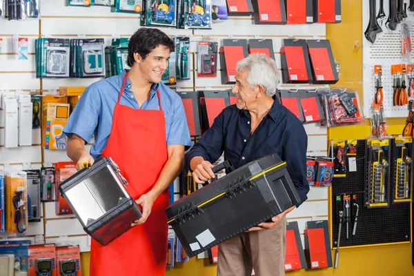 Hombre mirando al vendedor mientras selecciona la caja de herramientas — Foto de Stock